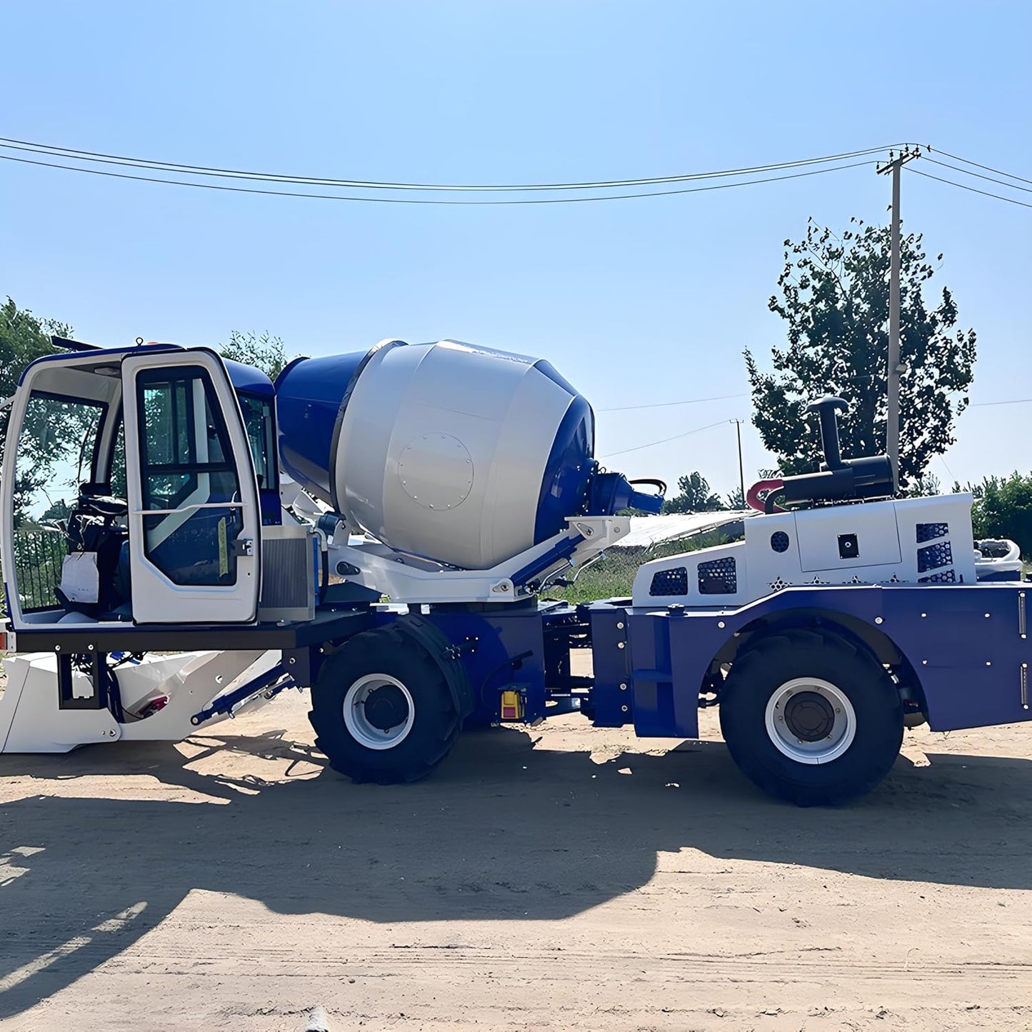 Self Loading Concrete Mixer Truck – 4X4 Mobile Cement Mixer with Automatic Loading & Water Dosing, Compact High-Performance Concrete Mixing Truck for On-Site Construction & Civil Engineering
