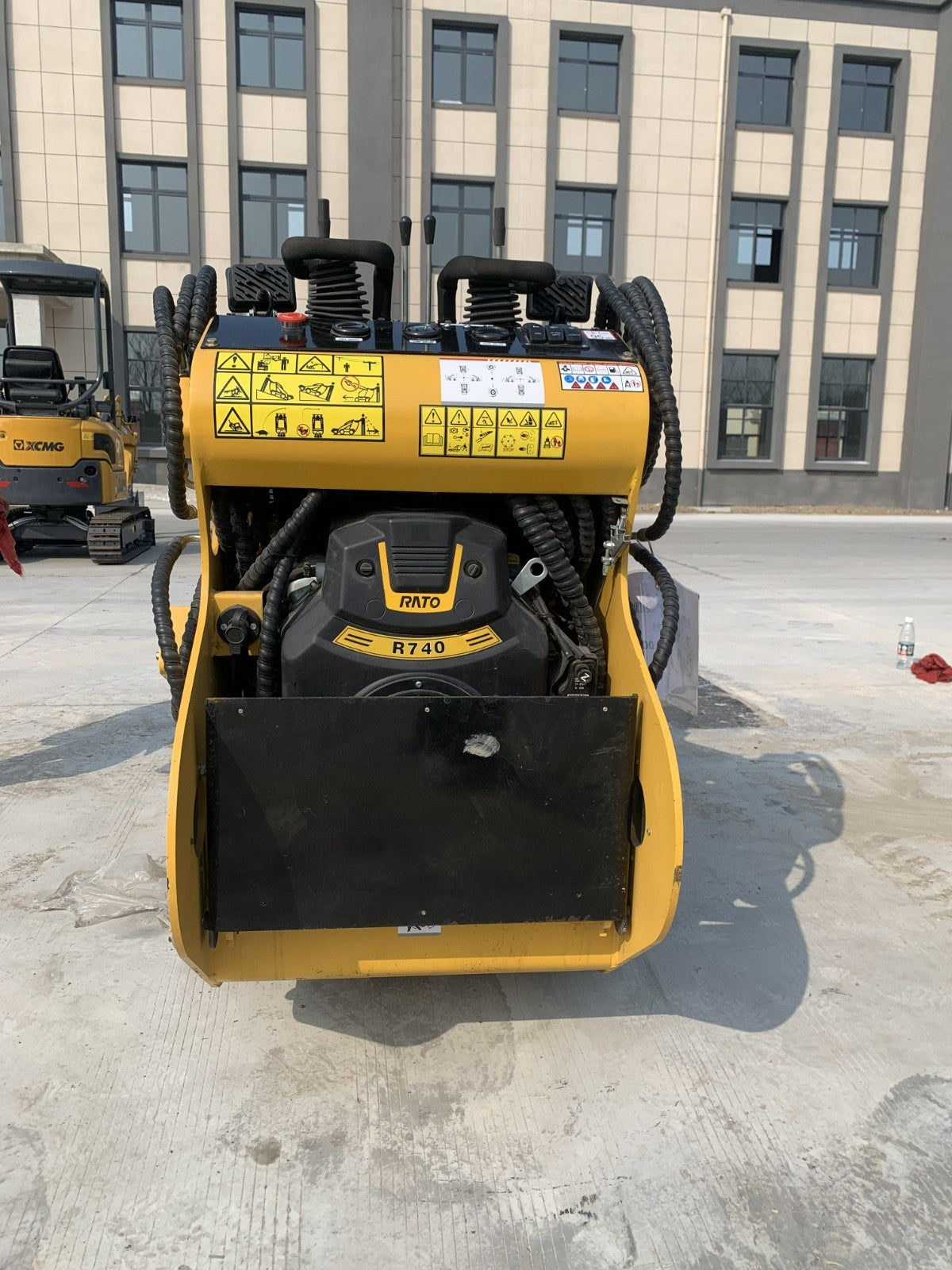 AGT Mini Skid Steer Track Loader 27 HP 2 Cylinder Rato Engine Stand on Crawler