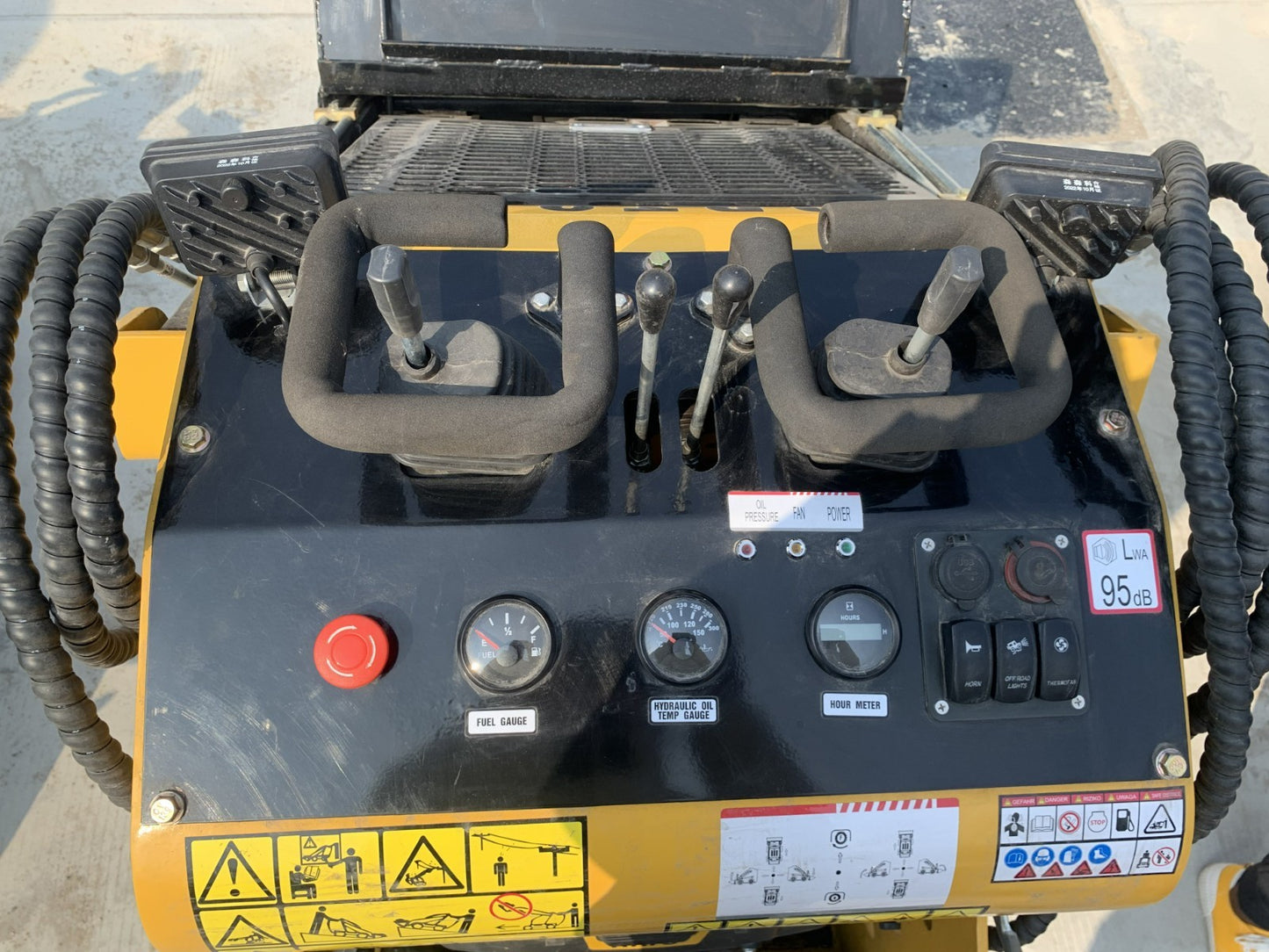 AGT Mini Skid Steer Track Loader 27 HP 2 Cylinder Rato Engine Stand on Crawler