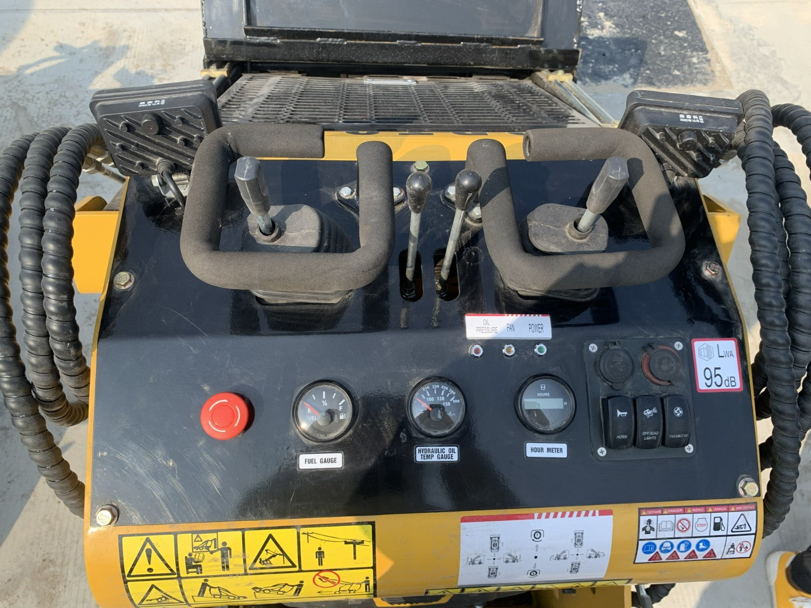 AGT Mini Skid Steer Track Loader 27 HP 2 Cylinder Rato Engine Stand on Crawler